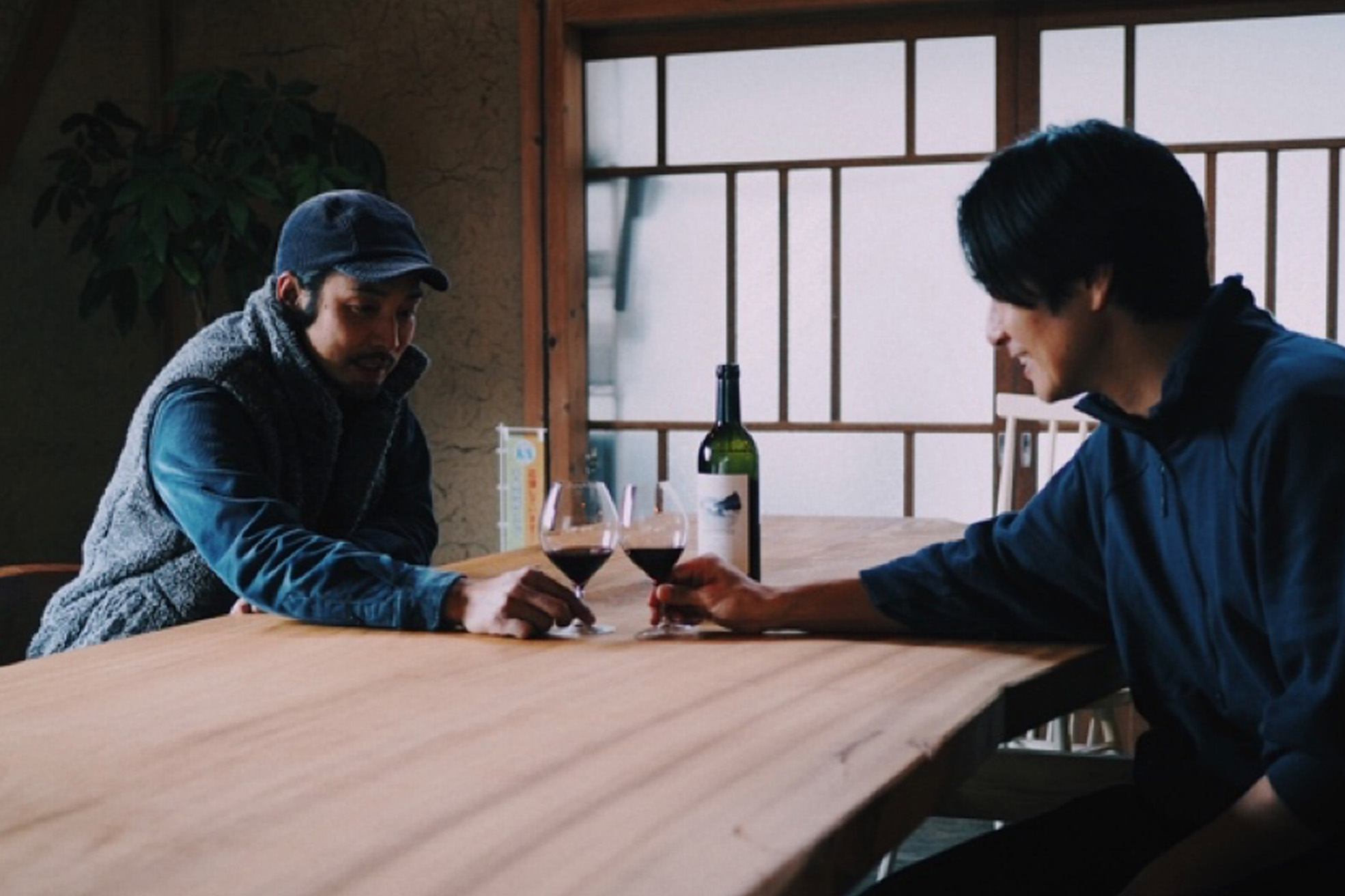 乾杯する研一さんとSHOGO